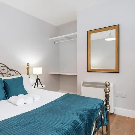 Liptons Court - Irish Group Apartment *