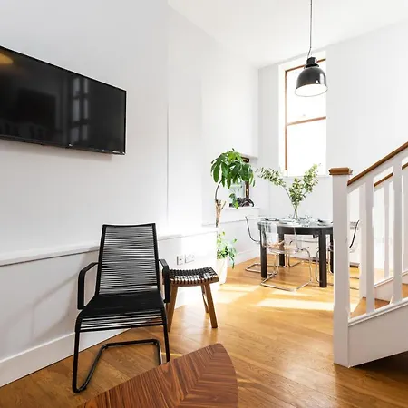 Liptons Court - Irish Group Apartment *