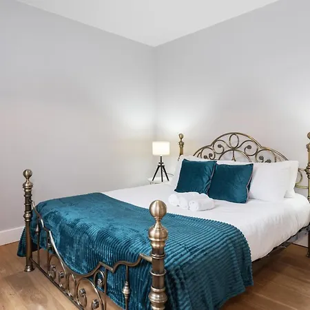 Liptons Court - Irish Group Apartment *